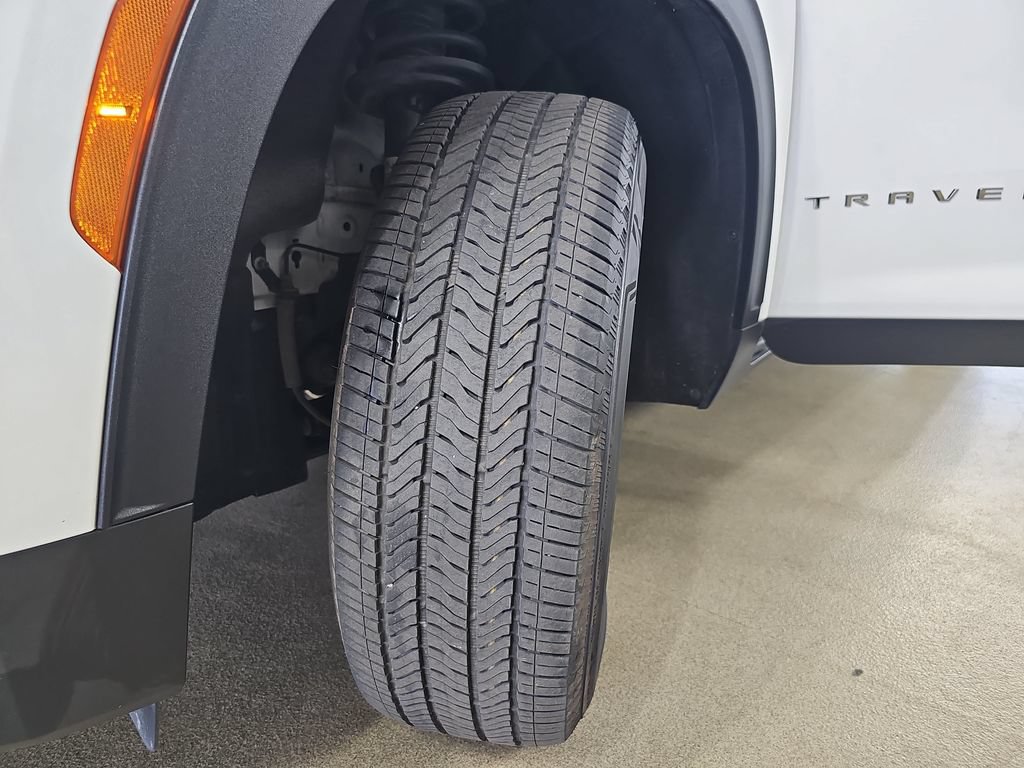 Used 2025 Chevrolet Traverse LT FWD image 40