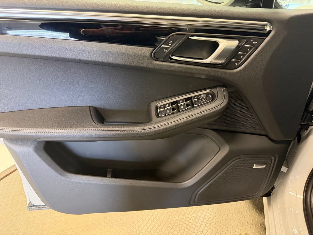 Certified 2026 Porsche Macan AWD/4WD image 6