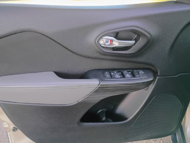 Used 2014 Jeep Cherokee Sport FWD image 23