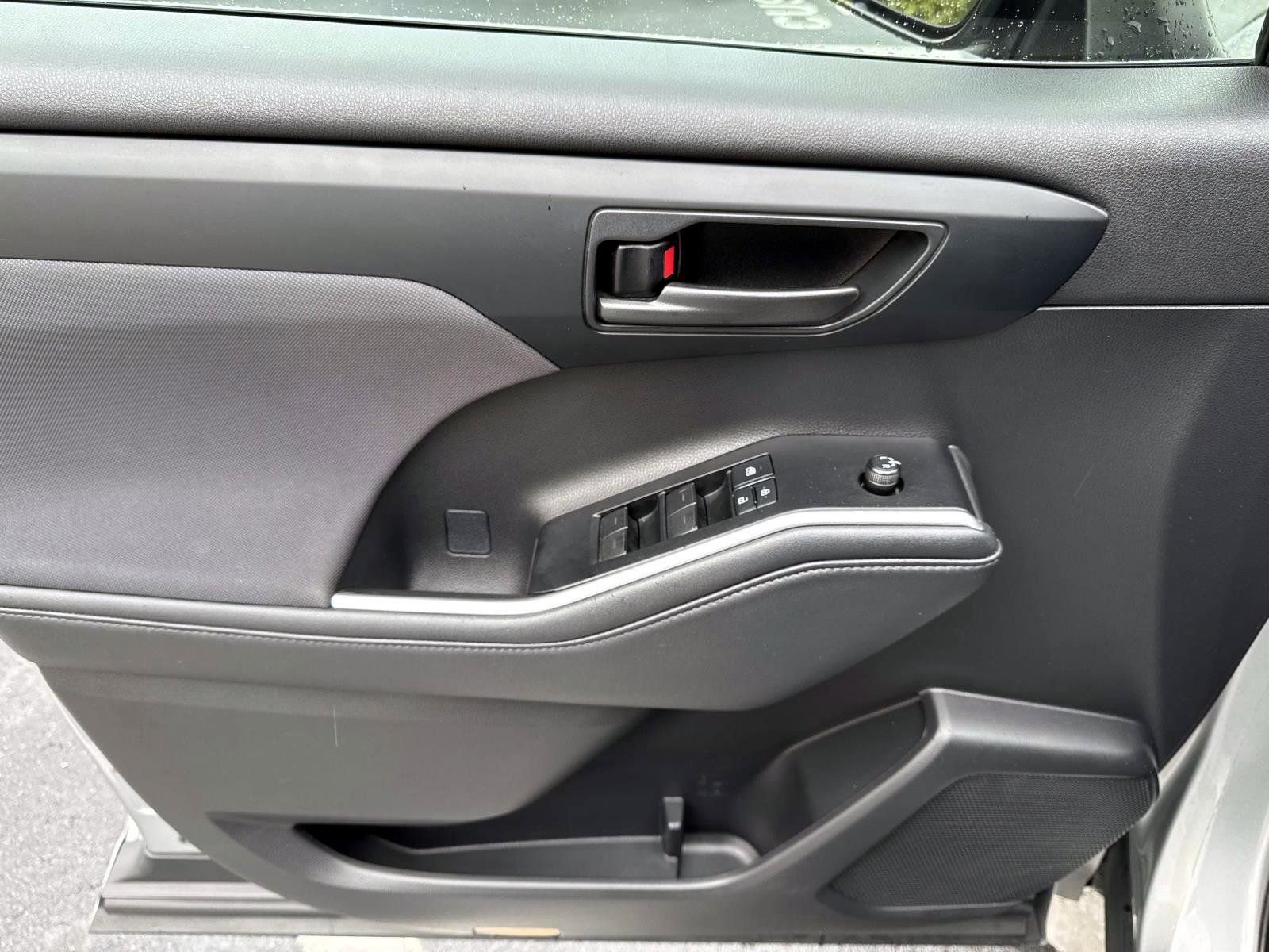 Used 2021 Toyota Highlander LE image 7