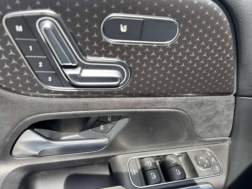 Used 2025 Mercedes-Benz GLB 250 image 20