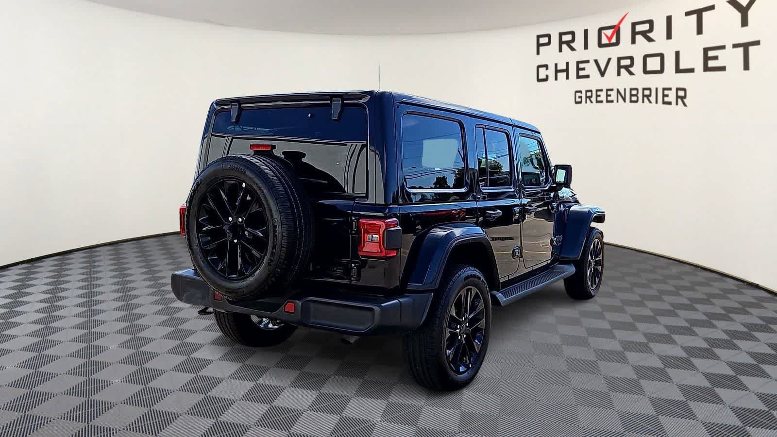 Used 2025 Jeep Wrangler Unlimited Sahara AWD/4WD image 8
