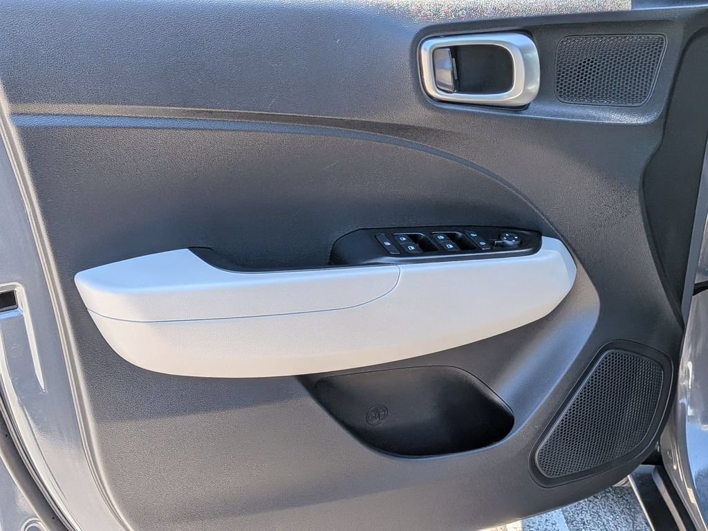 Used 2025 Hyundai Venue SEL FWD image 11