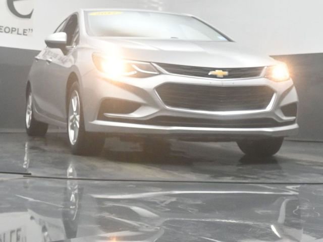 Used 2017 Chevrolet Cruze LT w/ Convenience Package FWD image 3