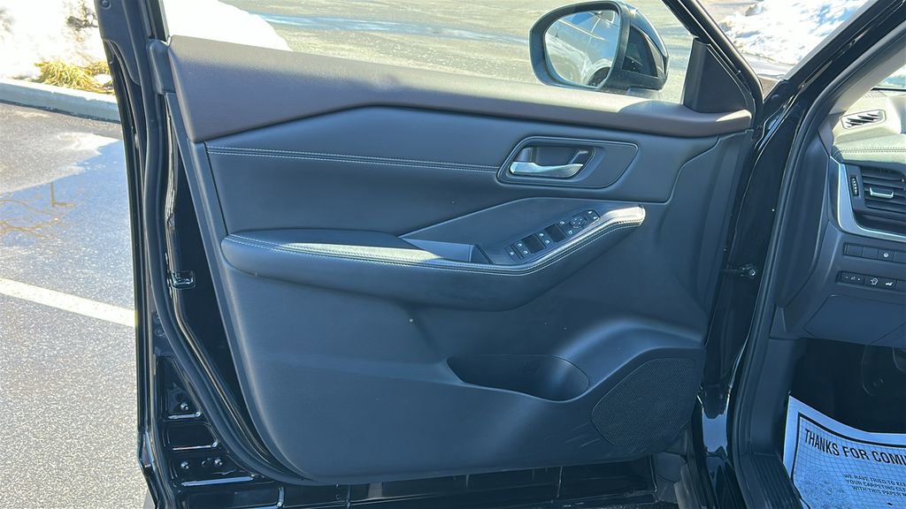 Used 2023 Nissan Rogue SV w/ SV Premium B Package image 10