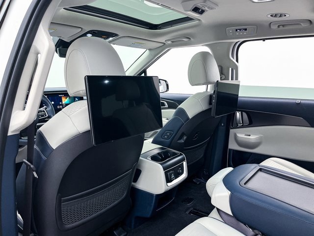 Used 2025 Kia Carnival SX Prestige image 25