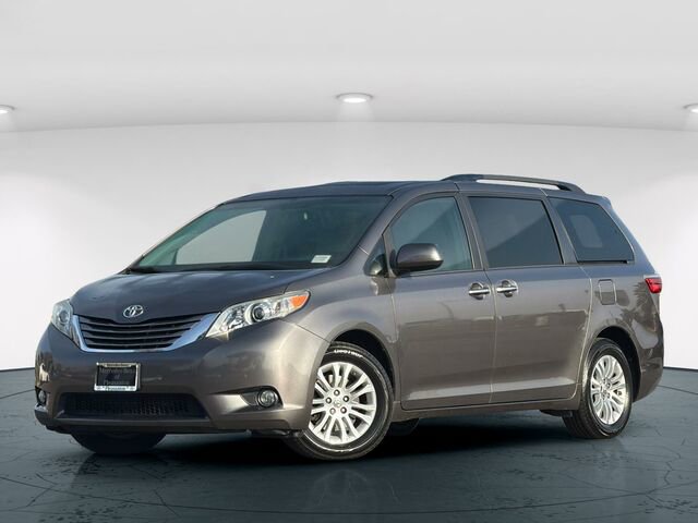 Used 2016 Toyota Sienna XLE 4D Passenger Van image 2