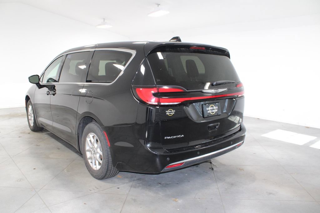 Used 2024 Chrysler Pacifica Touring-L image 7