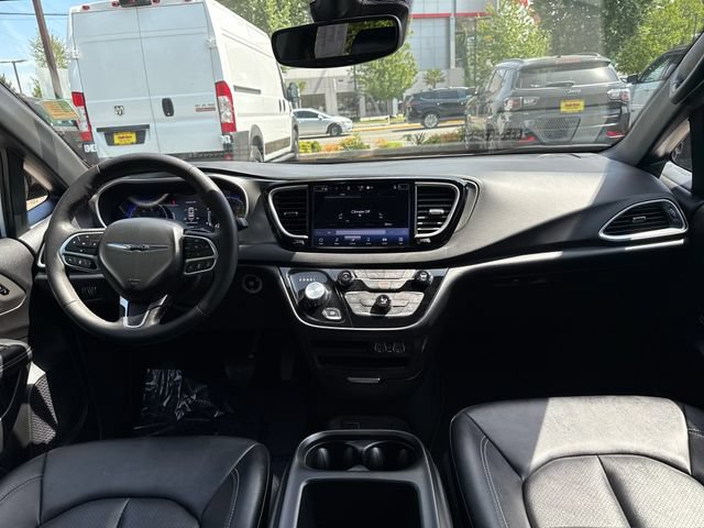 Used 2025 Chrysler Pacifica Select FWD image 11