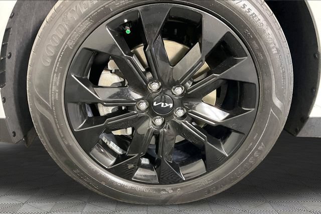Certified 2024 Kia Carnival SX FWD image 28