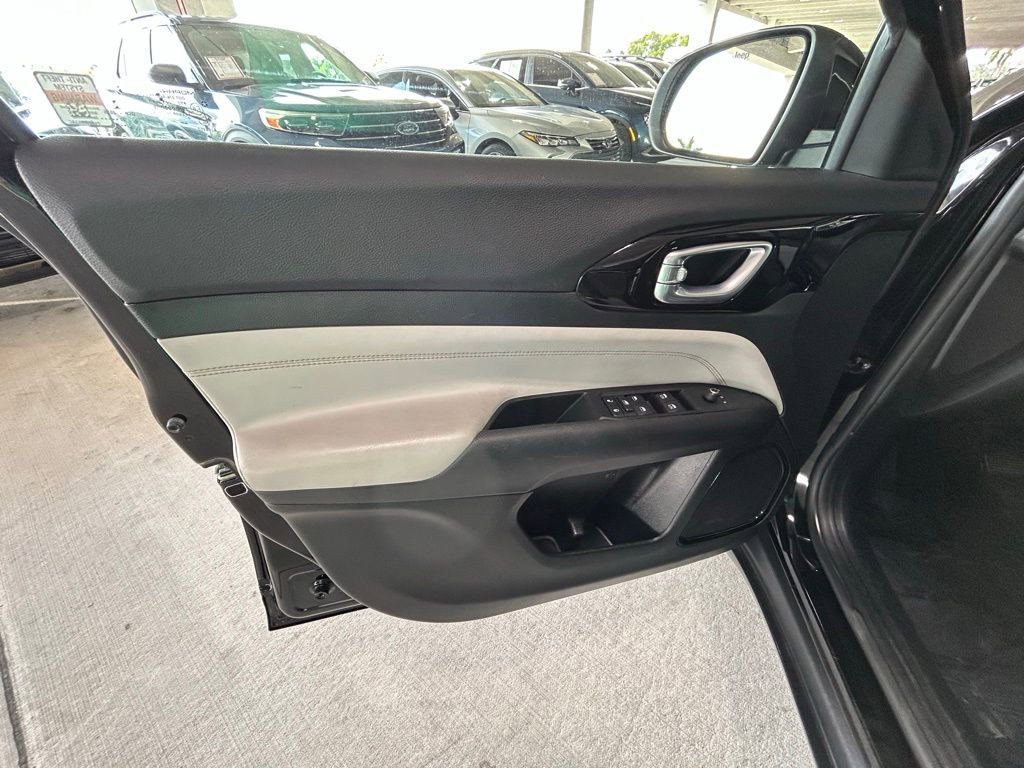 Used 2022 Jeep Compass Limited image 39