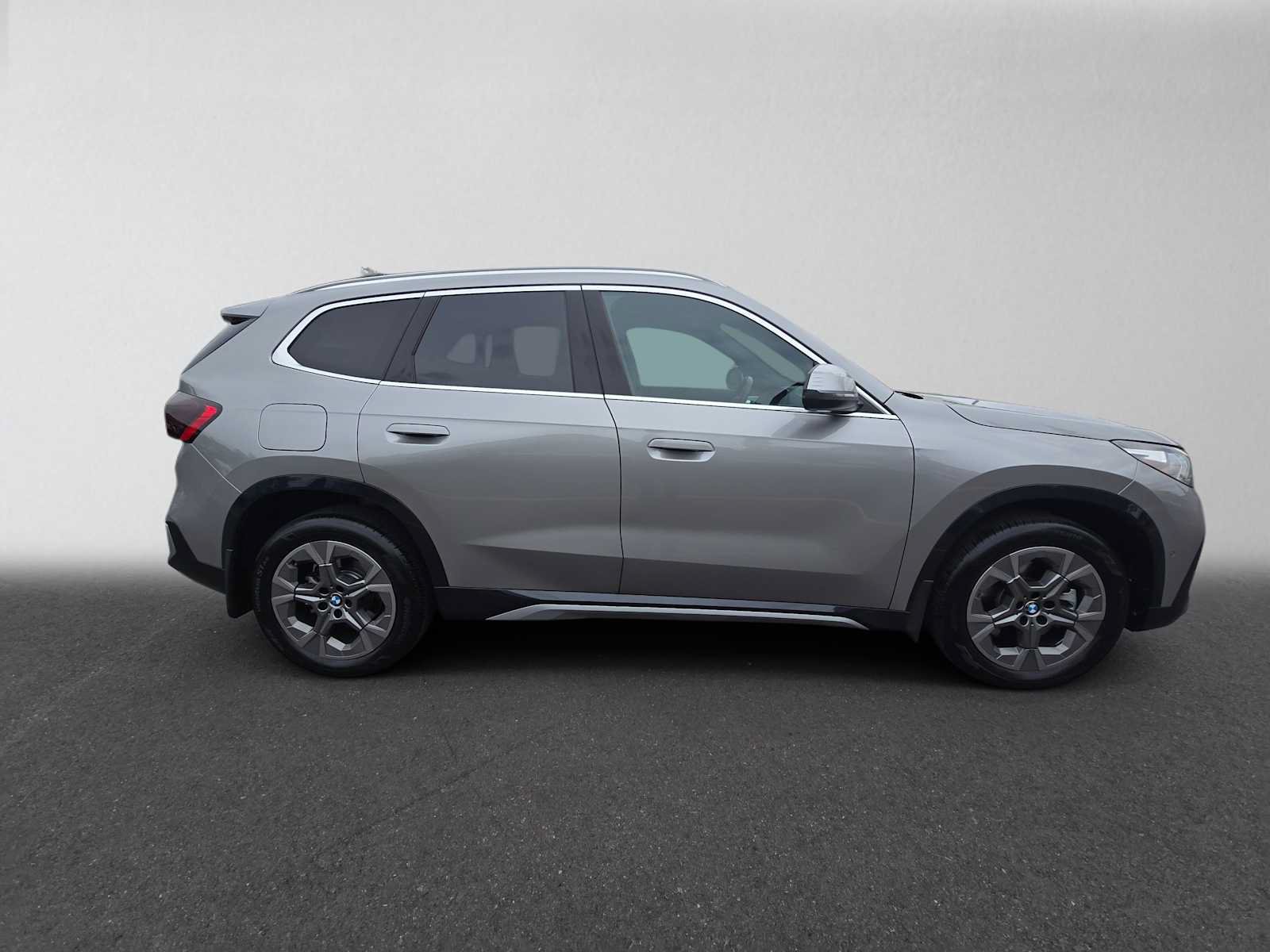 Used 2025 BMW X1 xDrive28i w/ Convenience Package AWD/4WD image 2