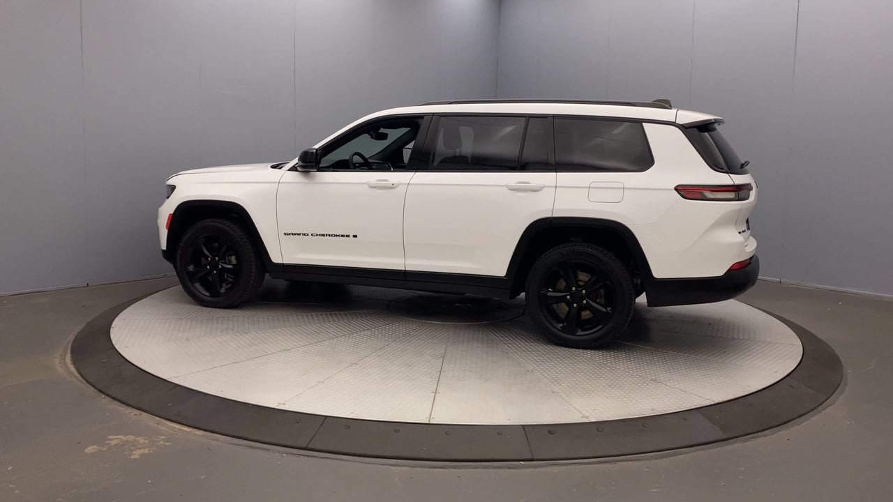 Used 2023 Jeep Grand Cherokee L Laredo AWD/4WD image 2
