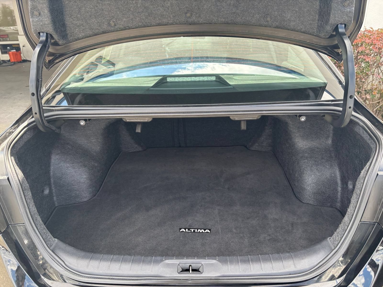 Used 2025 Nissan Altima 2.5 SV FWD image 32