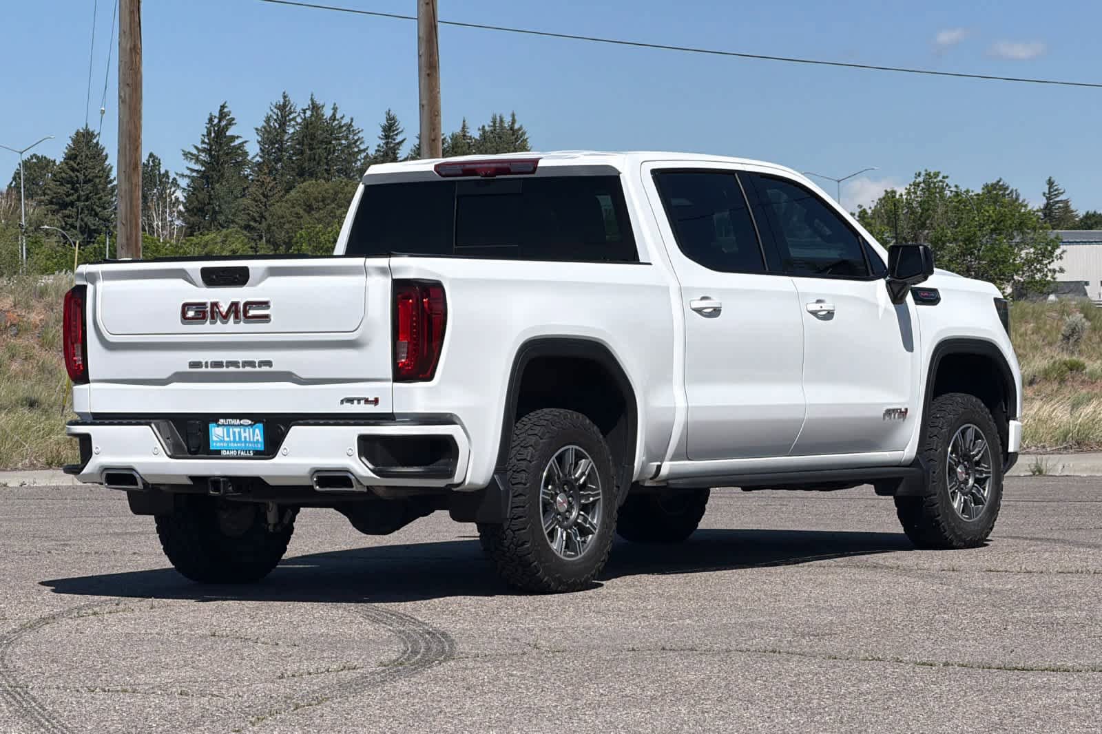 Used 2024 GMC Sierra 1500 AT4 w/ Technology Package AWD/4WD image 2