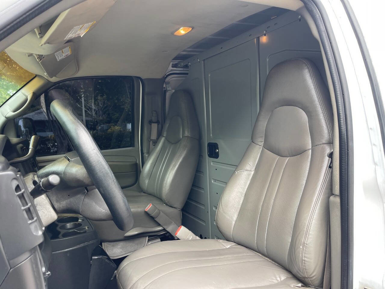 Used 2004 Chevrolet Express 1500 RWD image 21
