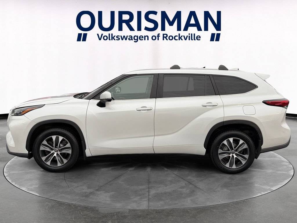 Used 2023 Toyota Highlander XLE AWD/4WD image 3