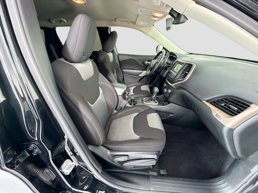 Used 2018 Jeep Cherokee Latitude w/ Safety Group image 20