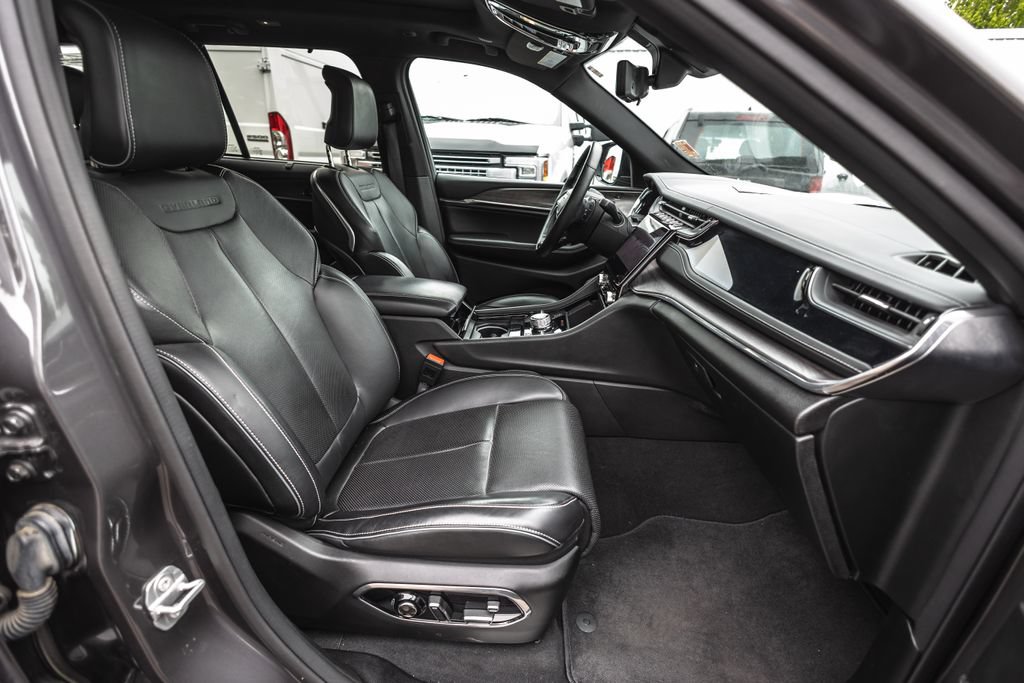 Used 2022 Jeep Grand Cherokee Overland w/ Advanced Protech Group III AWD/4WD image 28