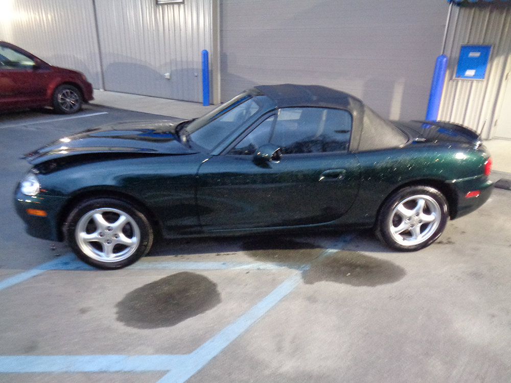 Used 2002 MAZDA MX-5 Miata RWD image 3
