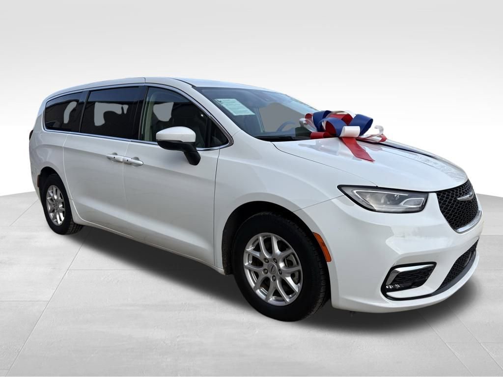 Used 2023 Chrysler Pacifica Touring-L image 7