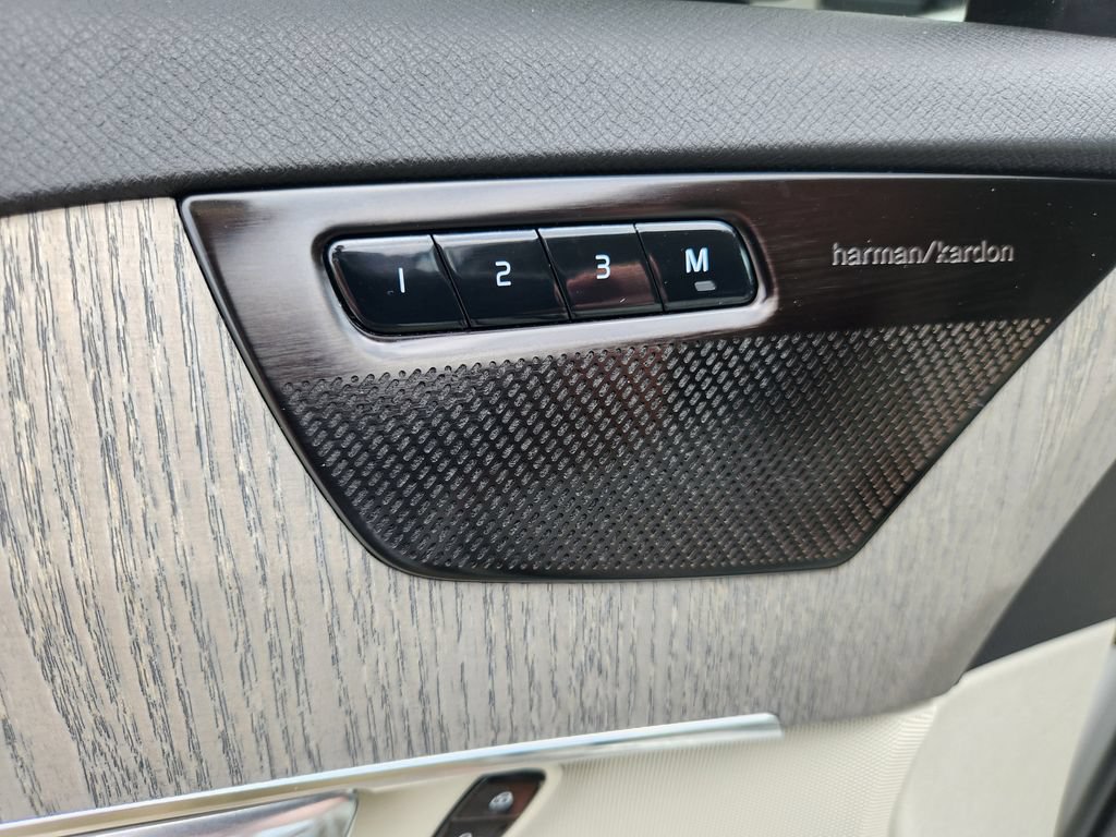 Certified 2025 Volvo XC90 T8 Plus AWD/4WD image 18