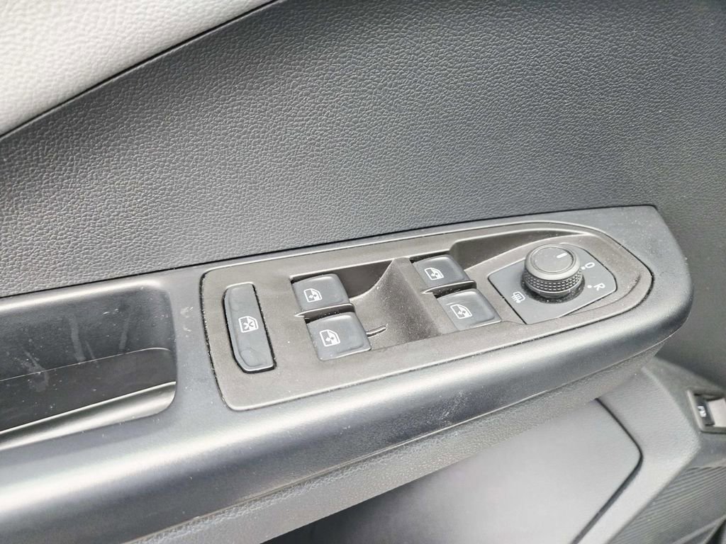 Used 2024 Volkswagen Taos SE image 32