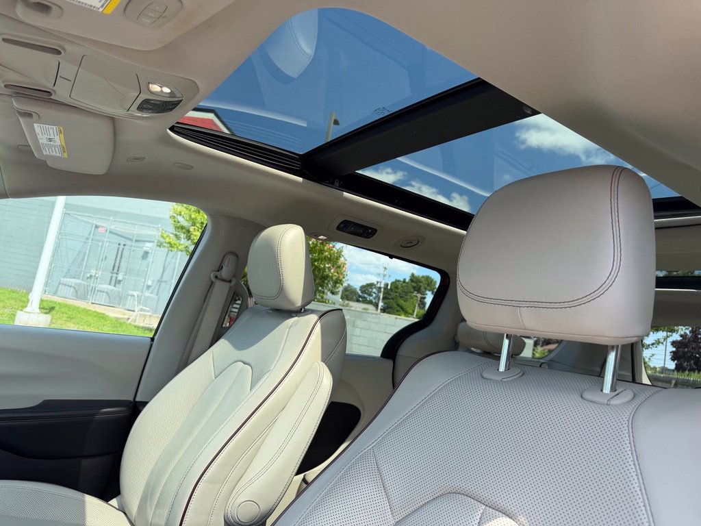 Used 2019 Chrysler Pacifica Limited w/ Advanced Safetytec Group FWD image 13