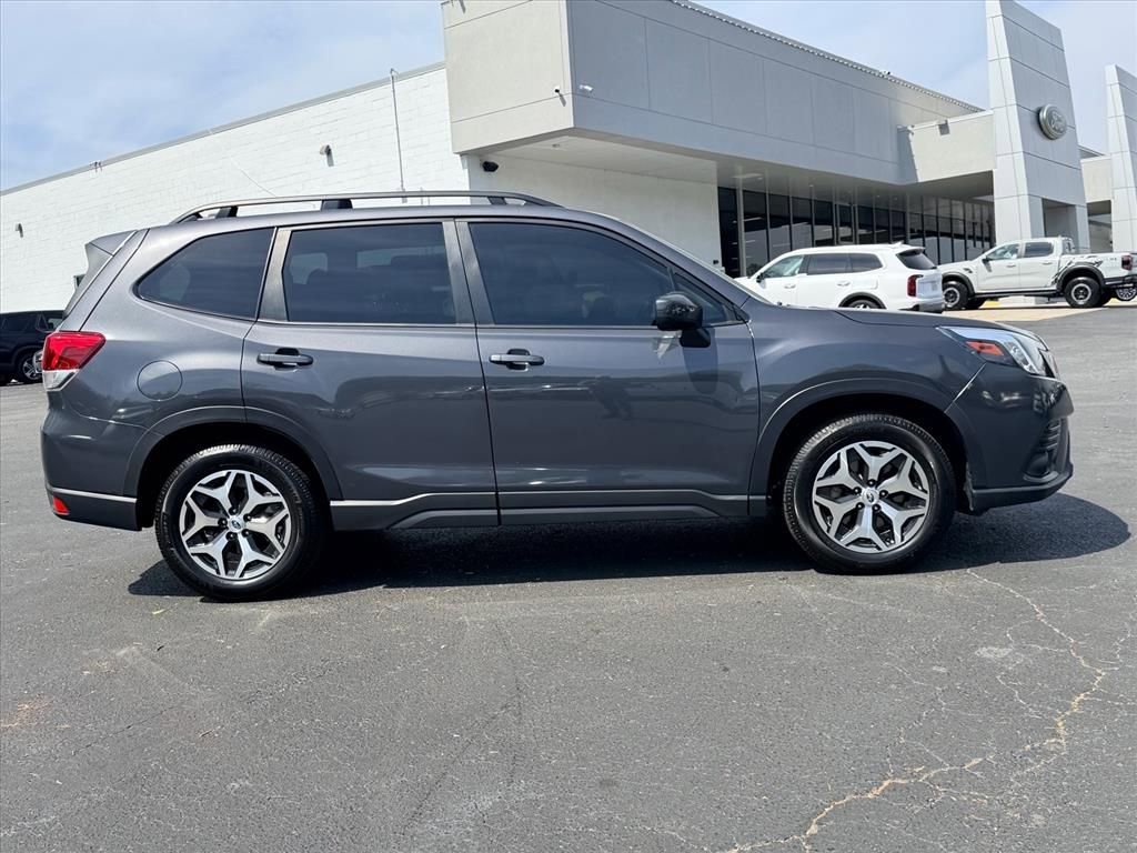 Used 2023 Subaru Forester Premium image 3