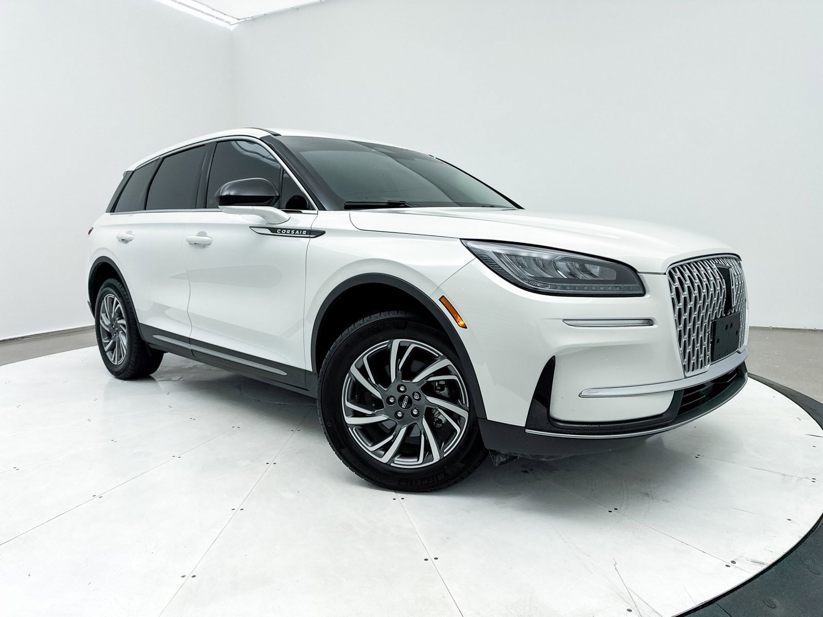 Used 2024 Lincoln Corsair FWD image 1