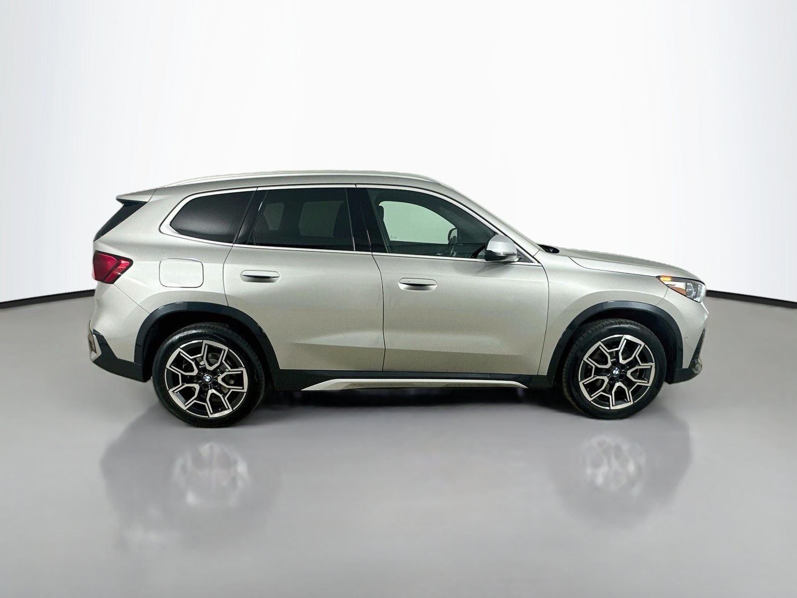 Used 2023 BMW X1 xDrive28i w/ Convenience Package AWD/4WD image 4