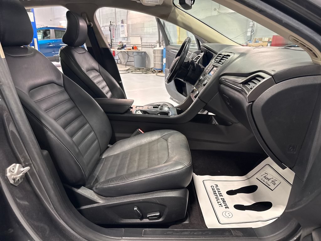 Used 2017 Ford Fusion SE FWD image 32