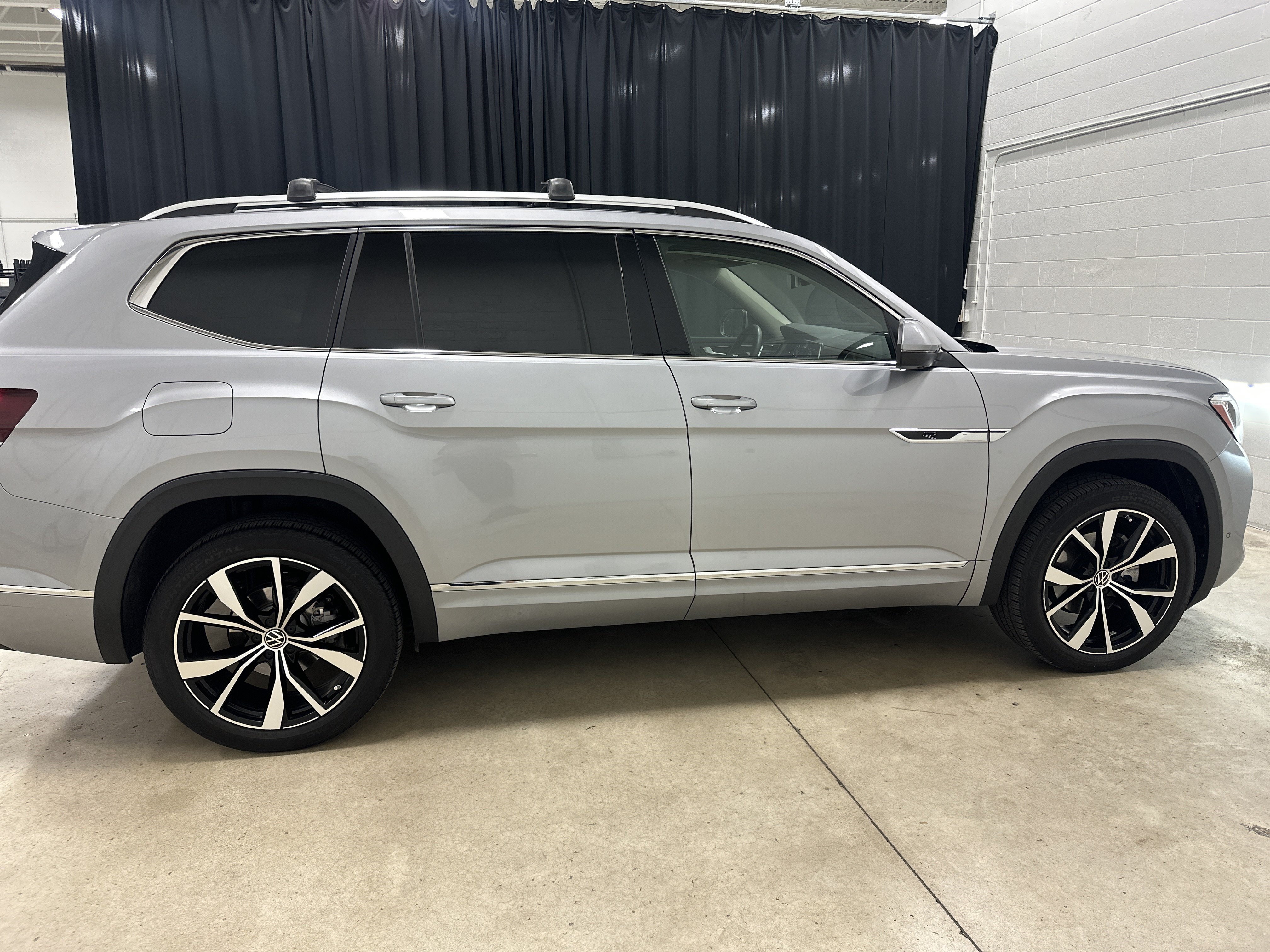 Used 2024 Volkswagen Atlas SEL Premium R-Line AWD/4WD image 11