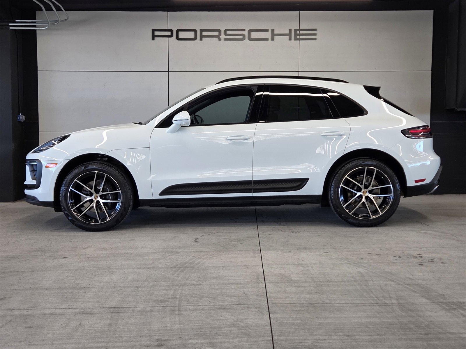 Used 2024 Porsche Macan image 2