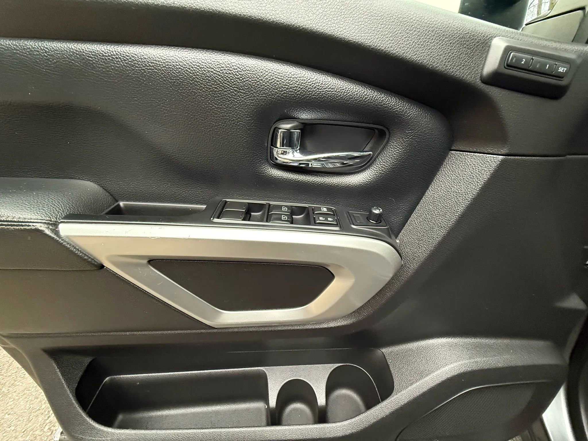 Used 2017 Nissan Titan SL image 10