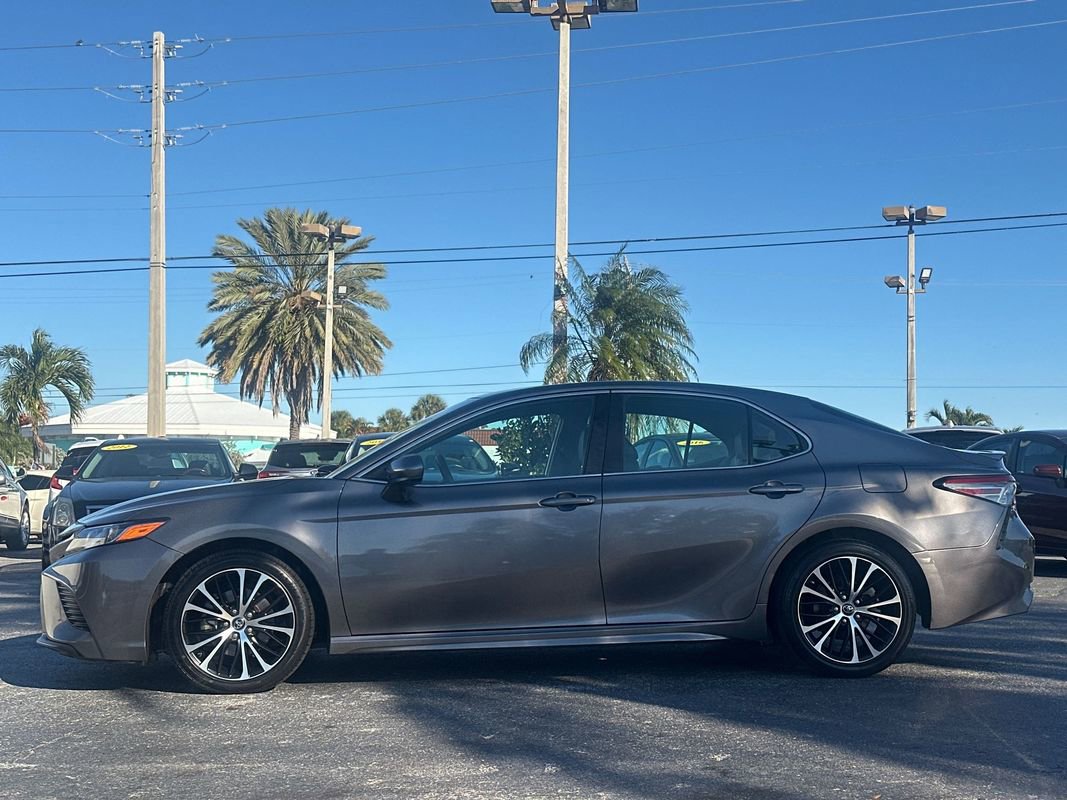Used 2018 Toyota Camry SE image 2