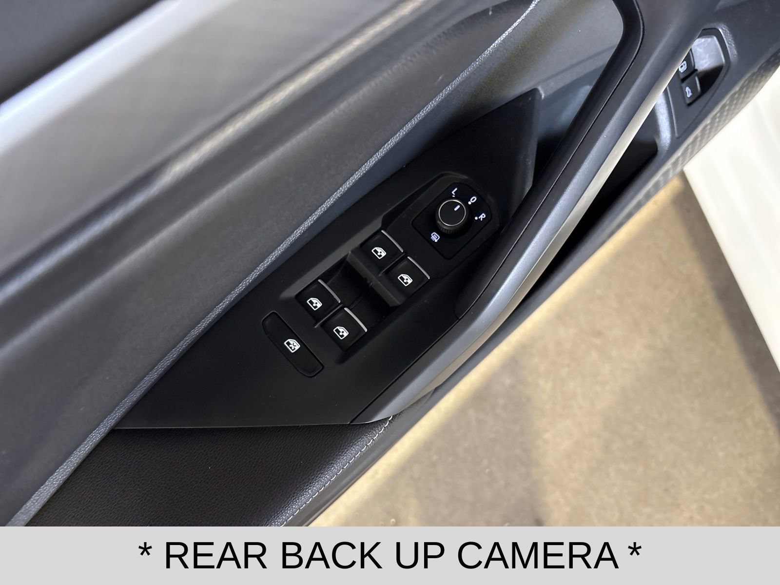 Used 2023 Volkswagen Jetta SE w/ Panoramic Sunroof Package image 11