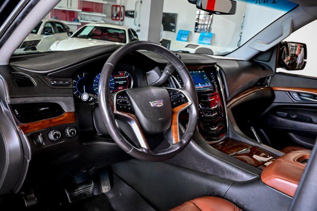 Used 2018 Cadillac Escalade ESV Luxury AWD/4WD image 14