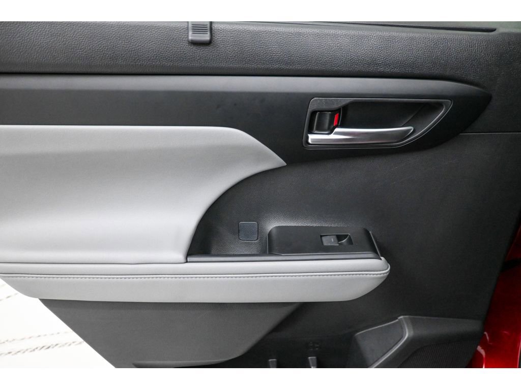 Used 2025 Toyota Highlander XLE image 26