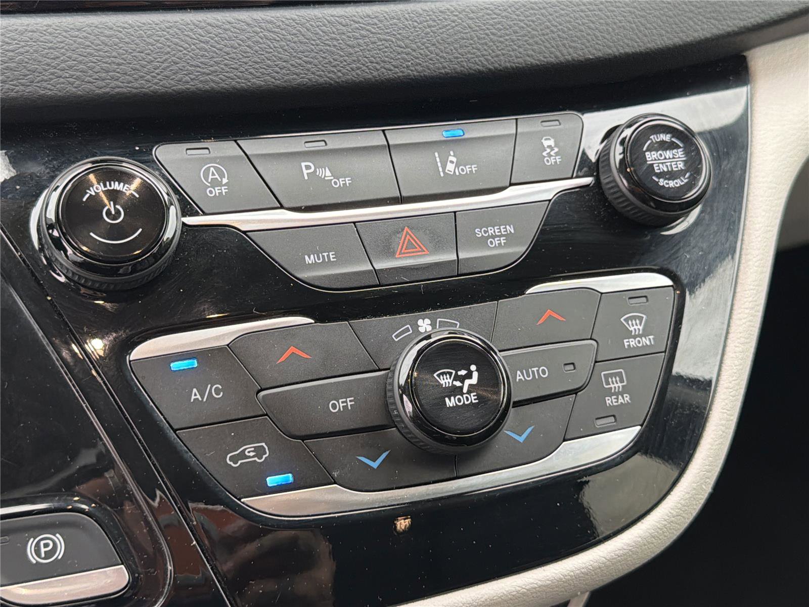 Used 2023 Chrysler Pacifica Touring-L FWD image 32