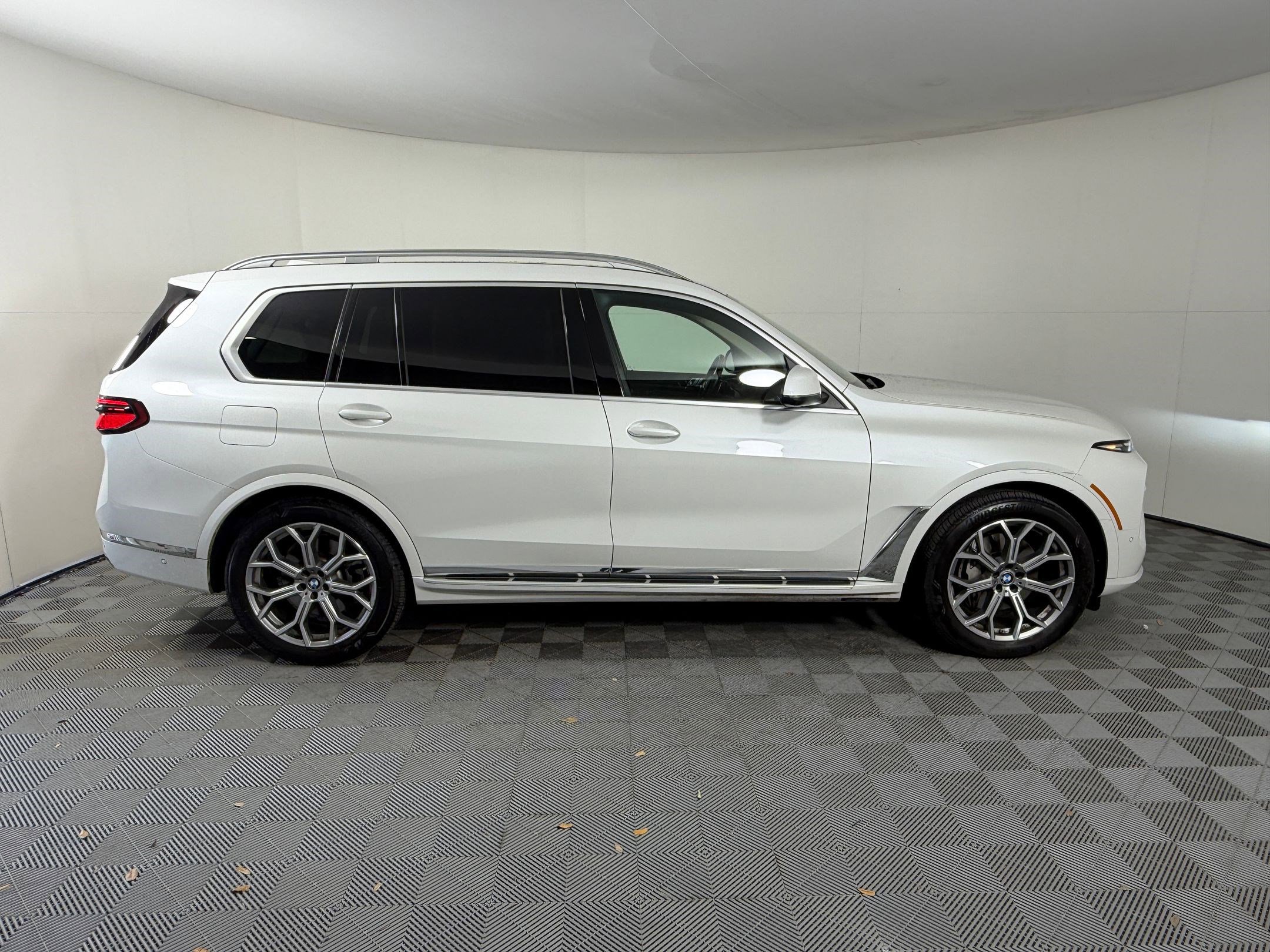 Used 2024 BMW X7 xDrive40i w/ Premium Package image 8
