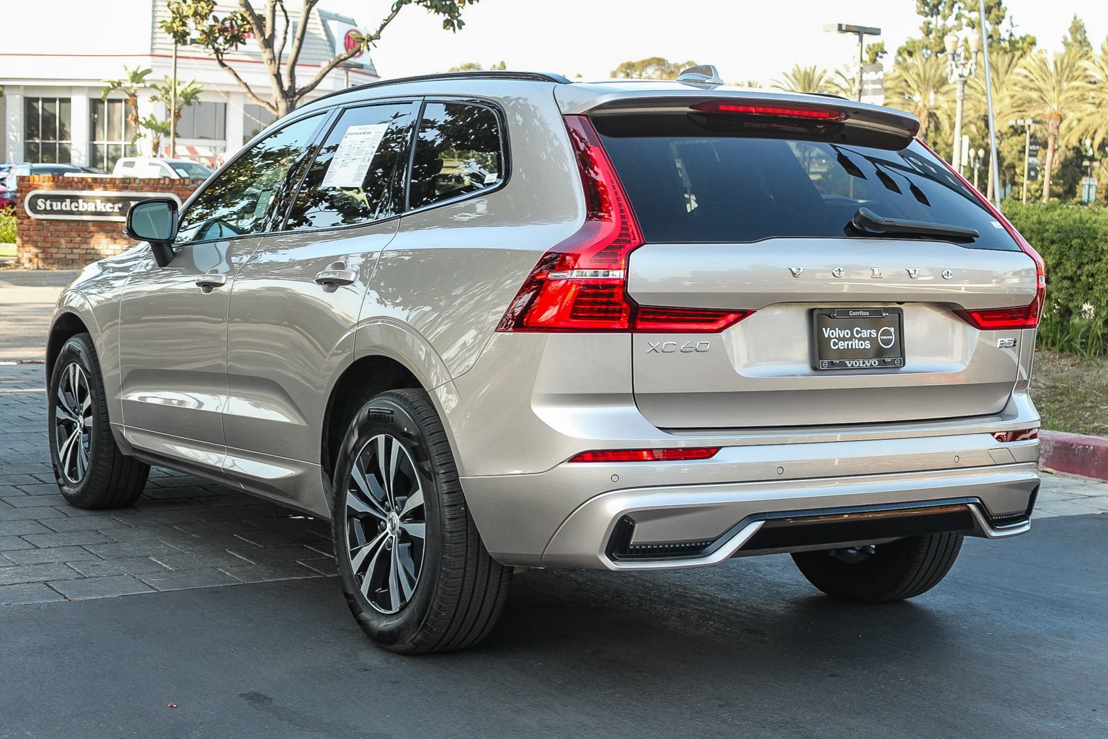 Used 2025 Volvo XC60 B5 Core AWD/4WD image 8