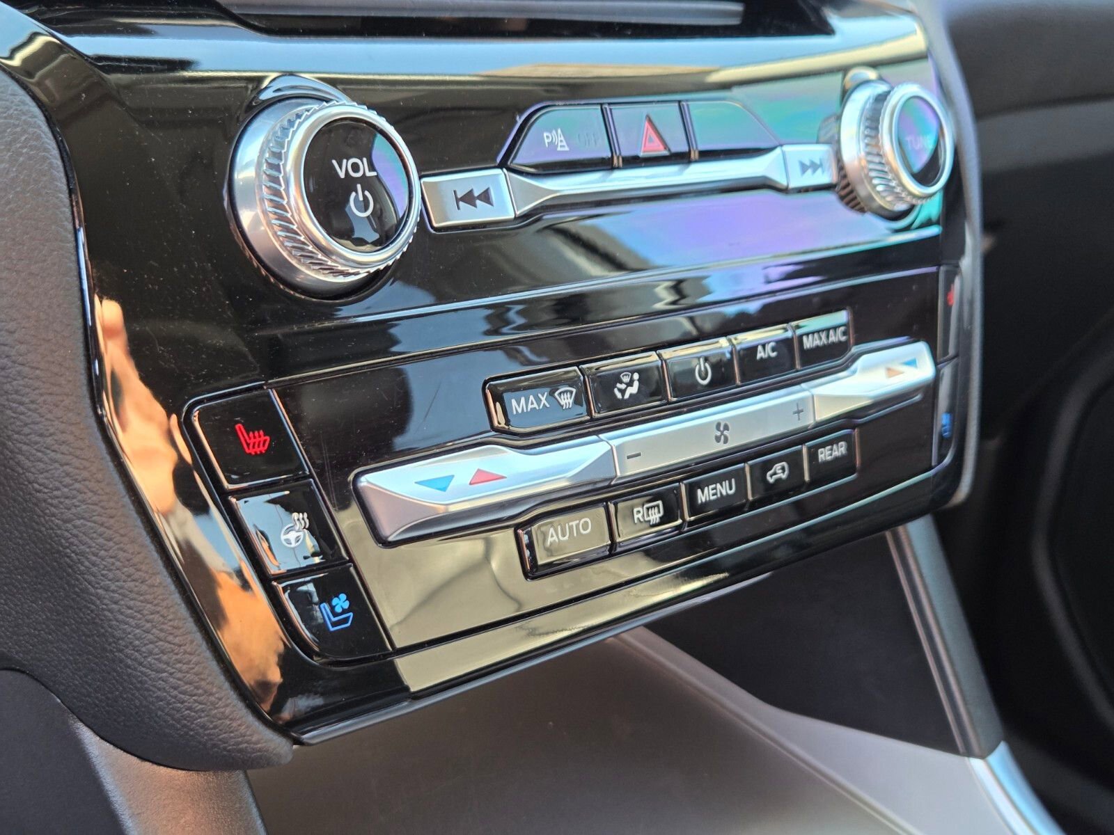 Certified 2024 Ford Explorer Limited w/ Equipment Group 301A image 24