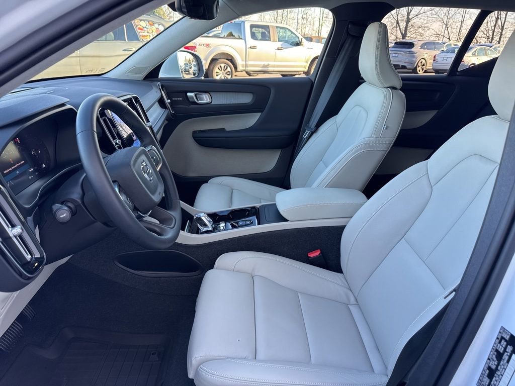Used 2024 Volvo XC40 B5 Plus w/ Protection Package Premier image 22