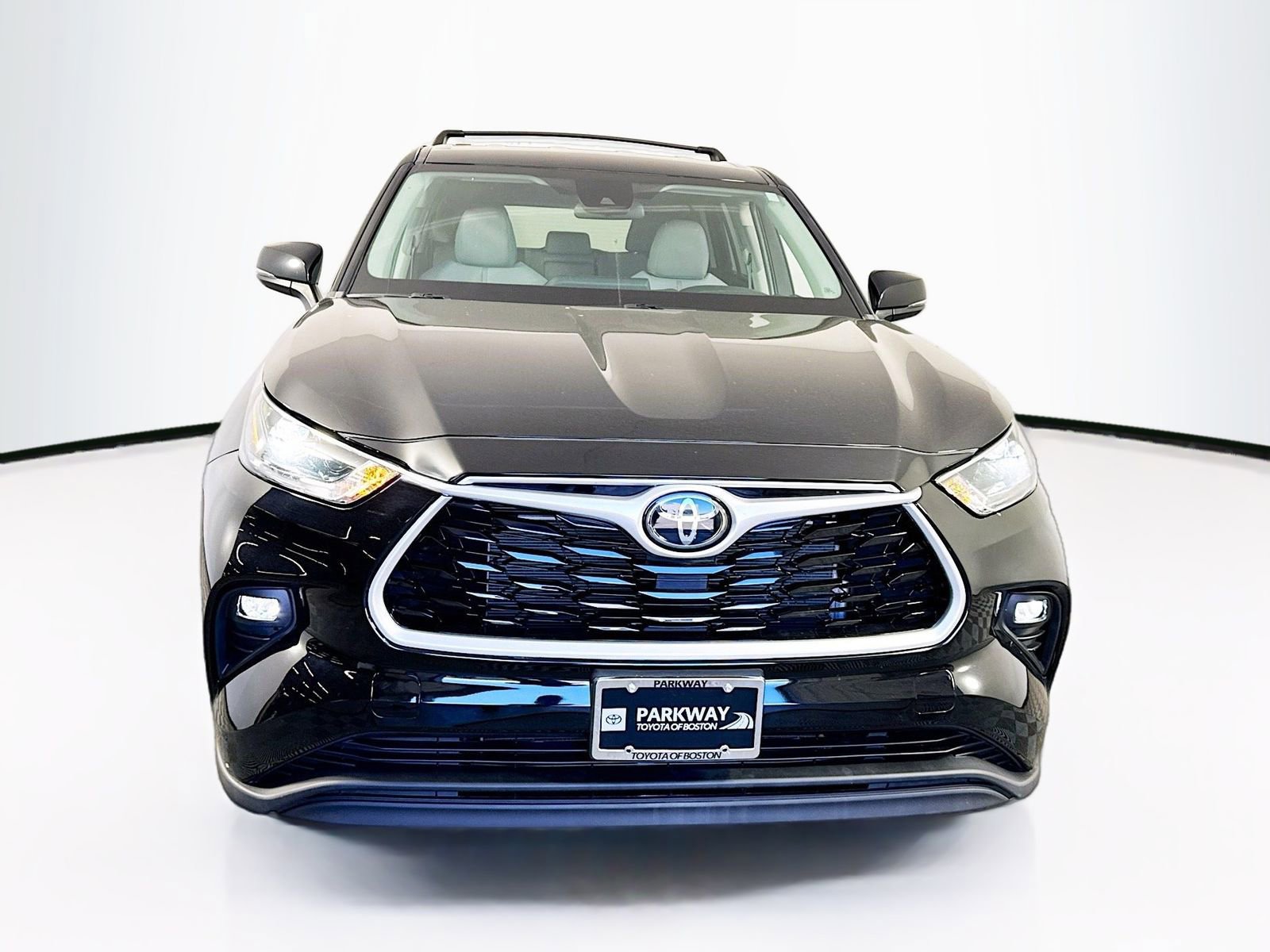 Used 2022 Toyota Highlander LE AWD/4WD image 2