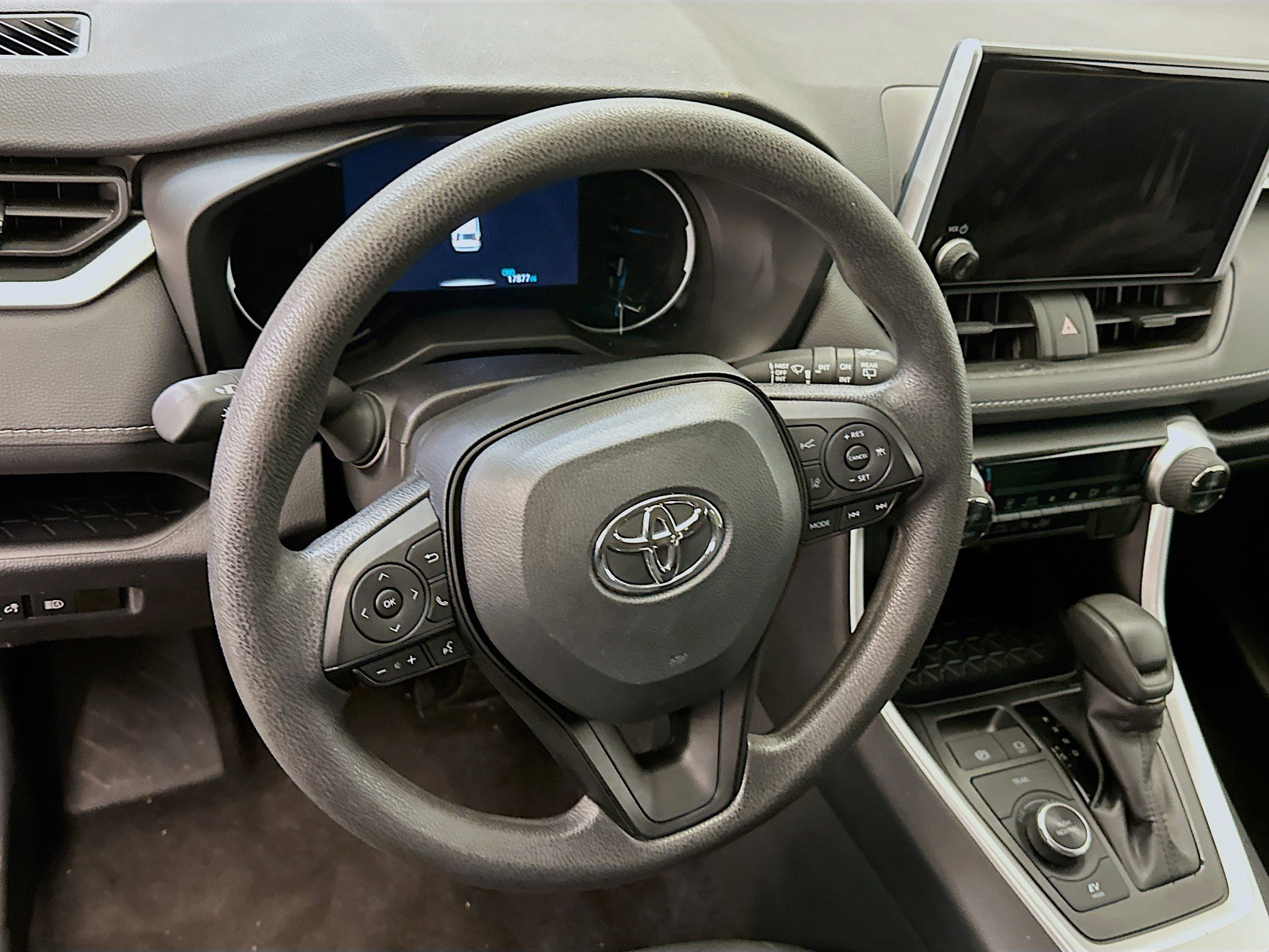 Used 2025 Toyota RAV4 XLE image 18