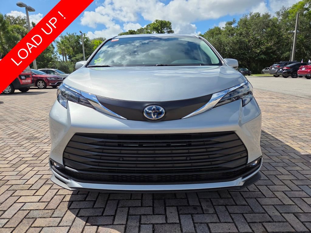 Used 2025 Toyota Sienna XLE FWD image 2