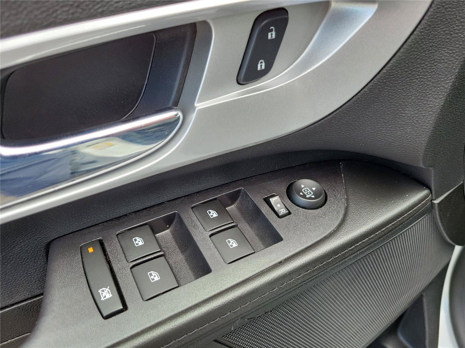 Used 2016 Chevrolet Equinox LTZ w/ Enhanced Convenience Package FWD image 20