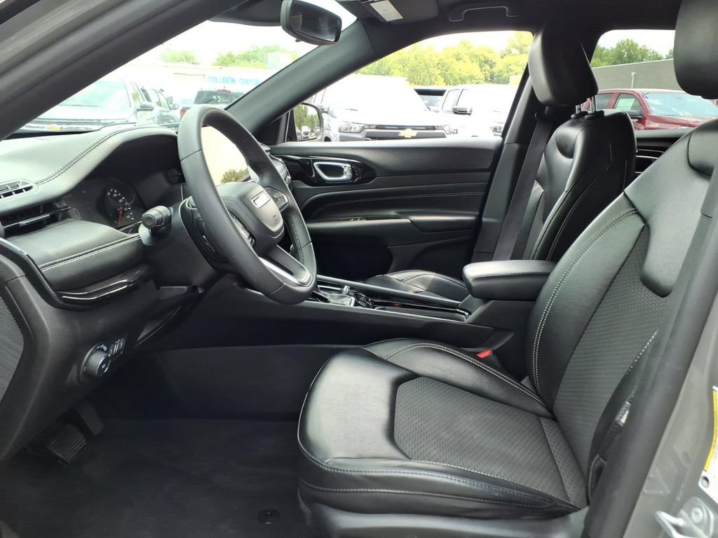 Used 2023 Jeep Compass Latitude AWD/4WD image 11