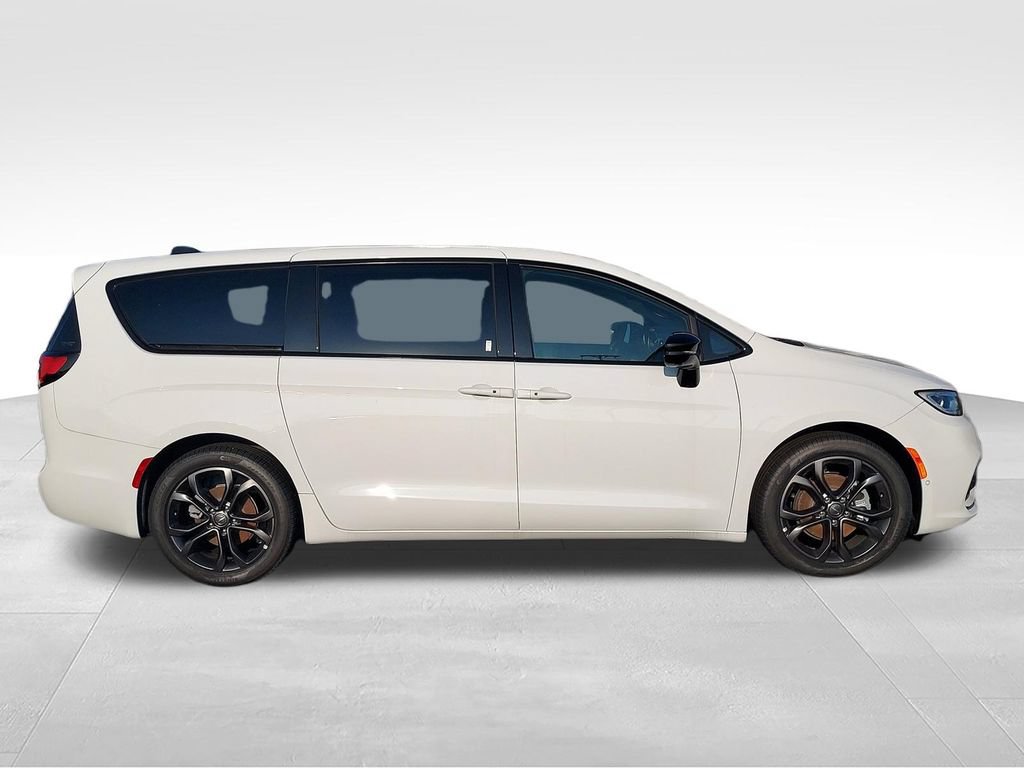 New 2026 Chrysler Pacifica Select FWD image 6